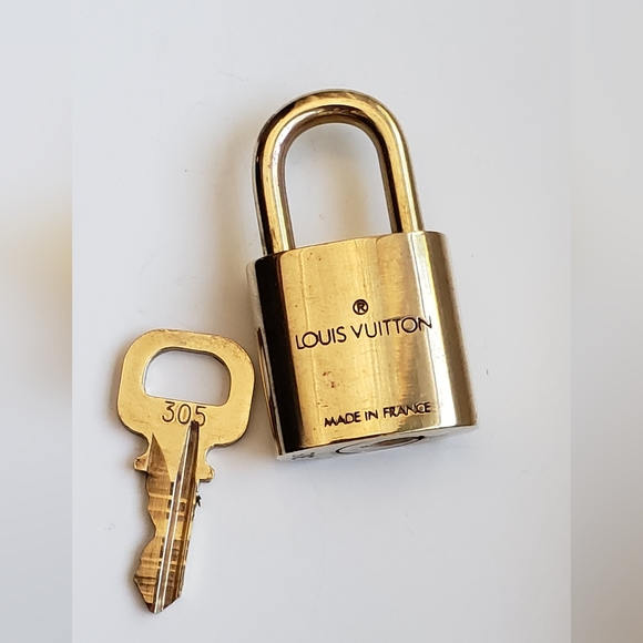 Louis Vuitton padlock, #305 (made before '09) Vintage, EUC! - Picture 5 of 12